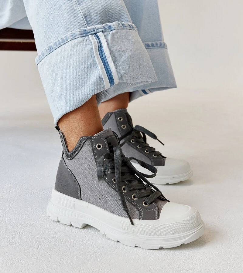 Vysoké šedé tenisky s výřezy Nura