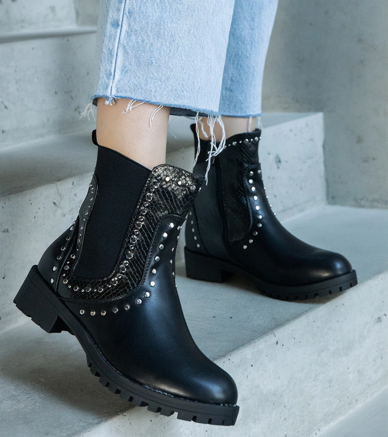 Černý zdobený boty Arlesa