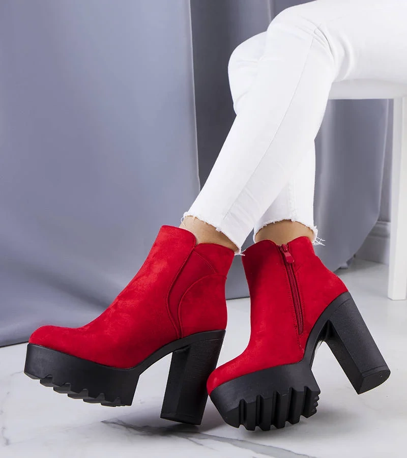 Červený izolovaný boty na plošině Miran