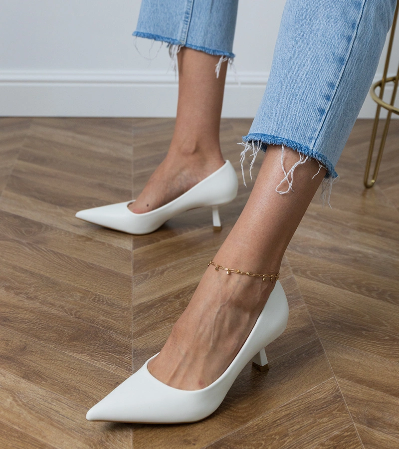 Bílé klasické lodičky na nízkém podpatku Jutas