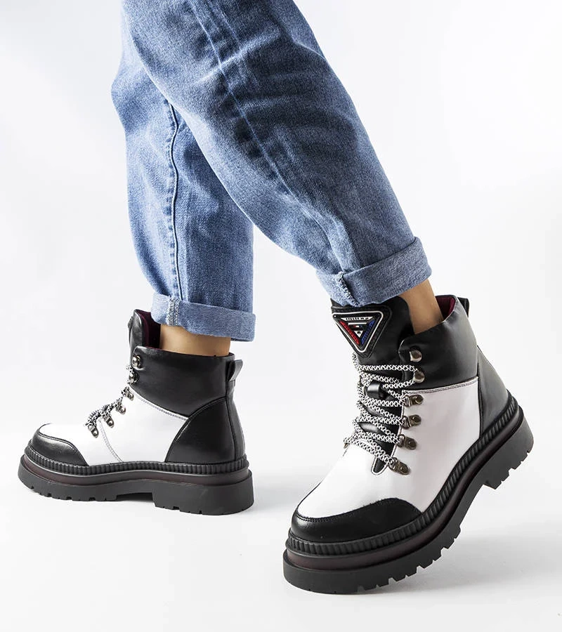 Černobílé zateplené návleky od společnosti Solofra