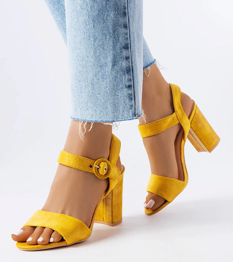 Žluté sandály Charlebois s reliéfním sloupkem