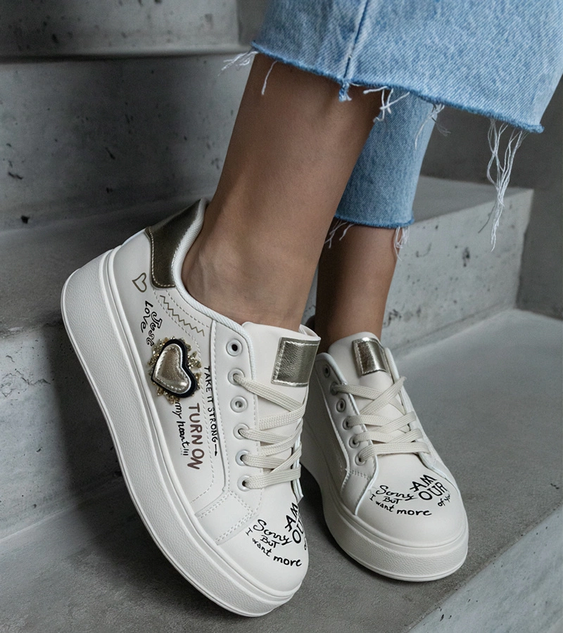 Béžové tenisky zdobené nášivkou a nápisy na platformě Etara