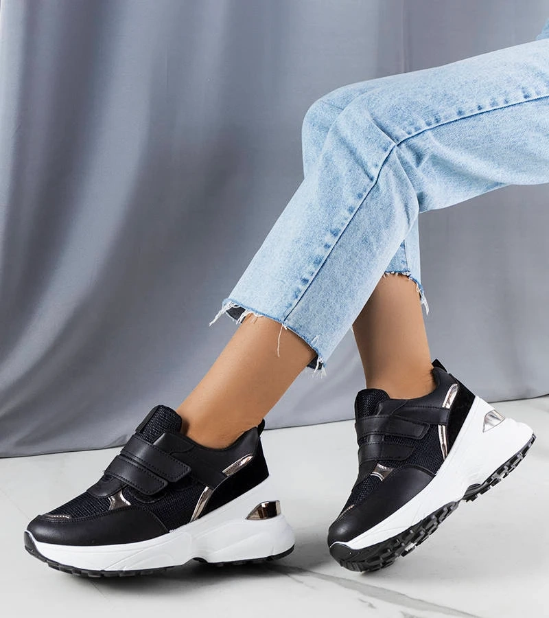 Černé tenisky na pevné podrážce od Elsie