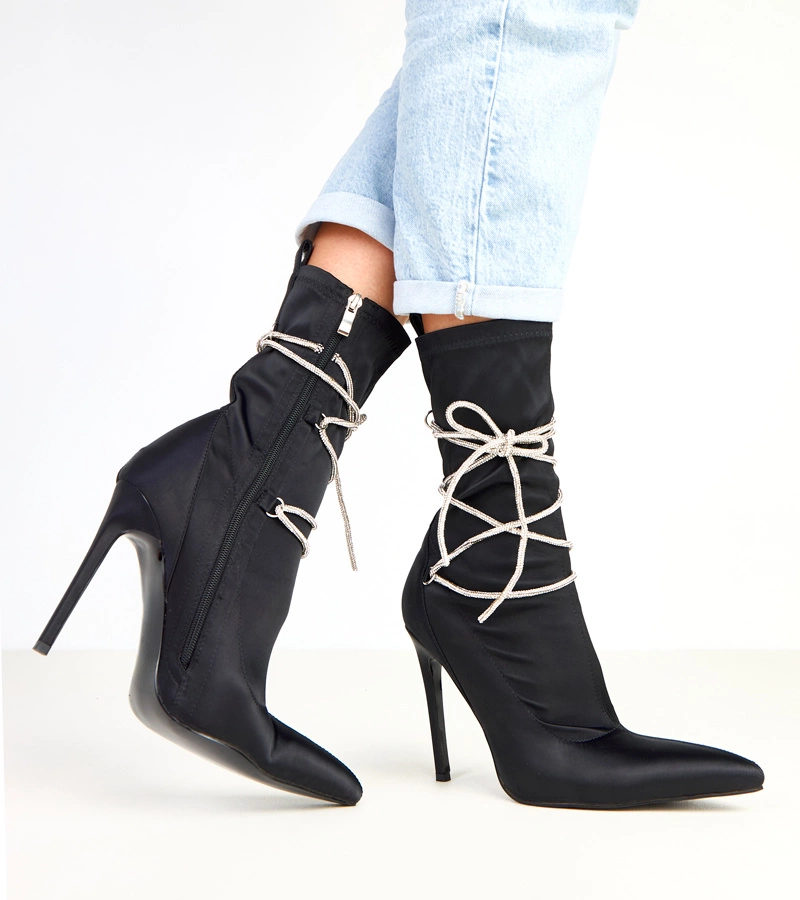 Černé saténové kotníkové boty na jehlovém podpatku zdobené kamínky Tolnai