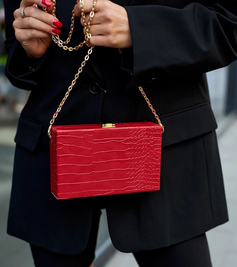 Červená kabelka typu "kufrík" na řetízku Dratche