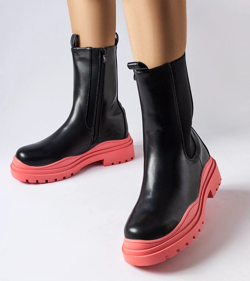 Černé kotníčkové boty na barevné podrážce Delebio