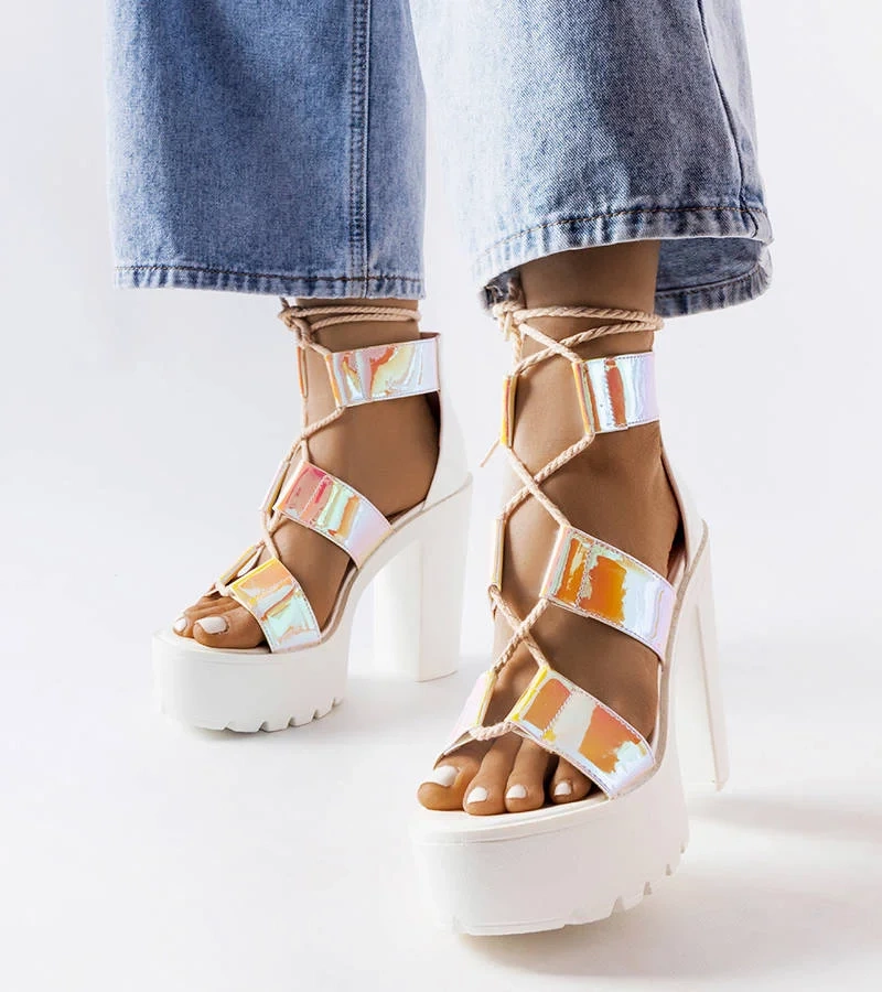 Bílé pevné sandály Katja na jehlovém podpatku