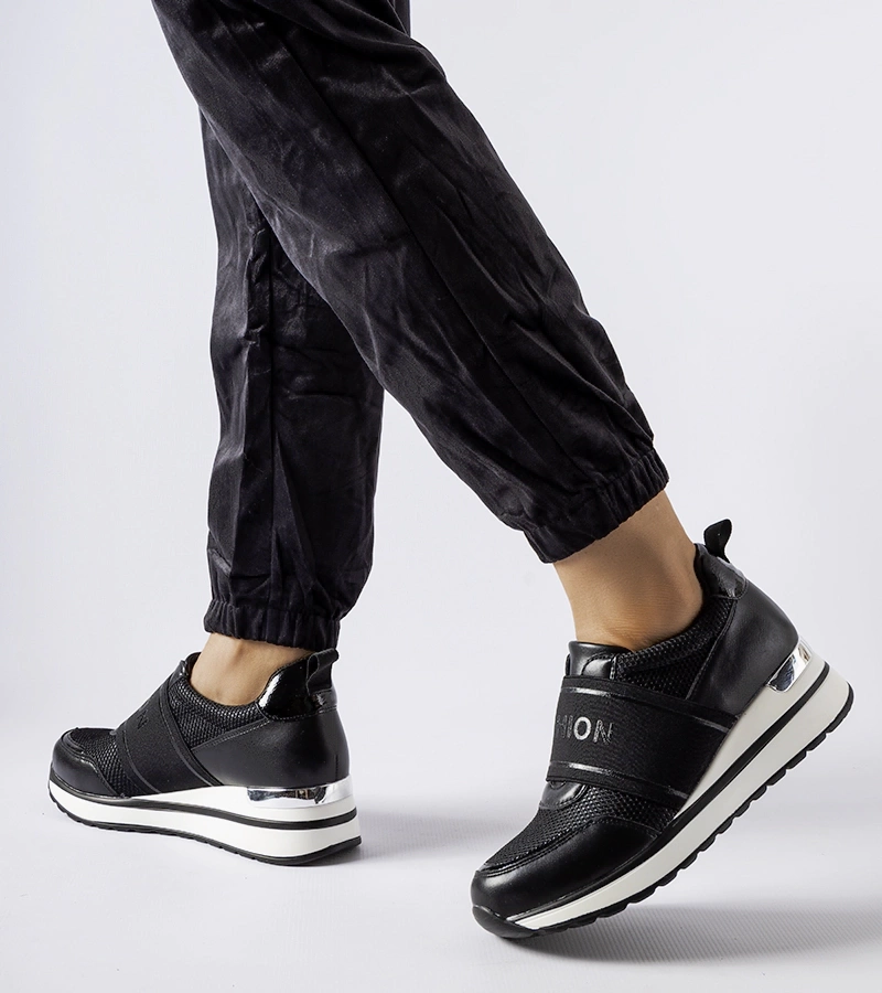 Černé tenisky s stříbrnou výzdobou Andre