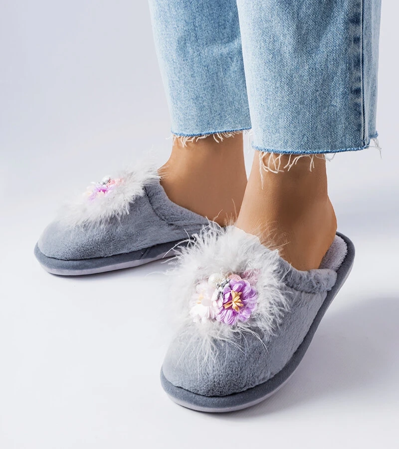 Šedé teplé pantofle s květinami Moly