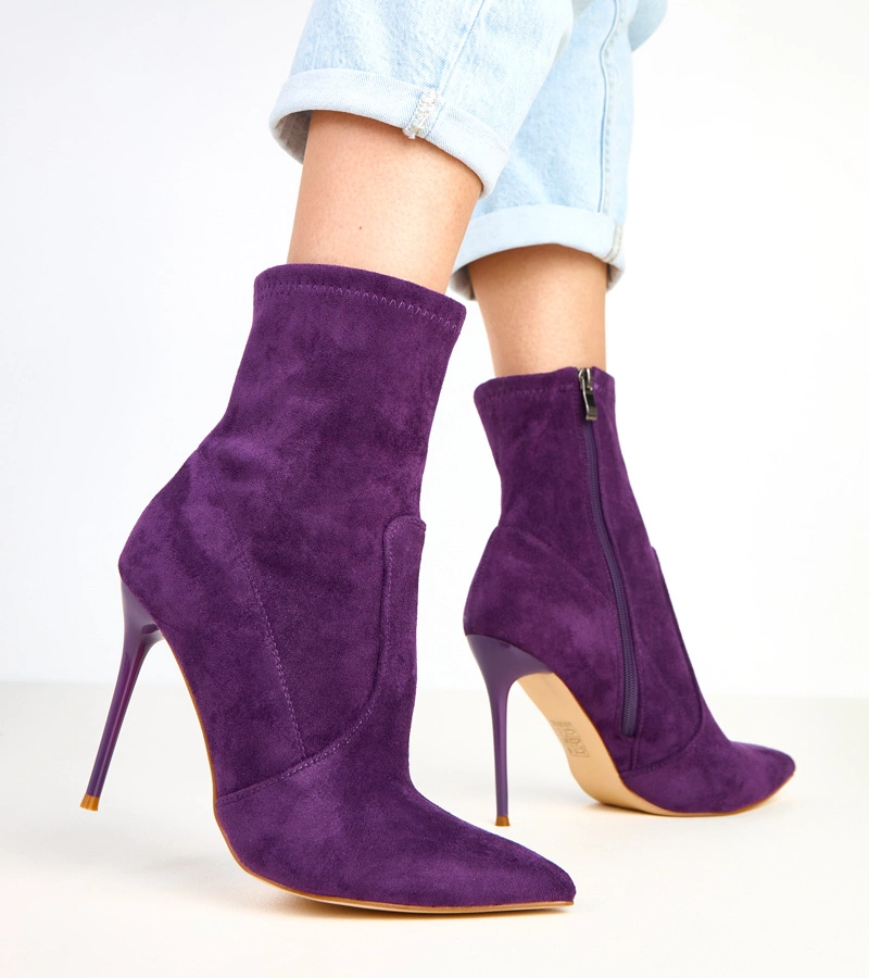 Tmavě fialové kotníkové boty se semišovým zakončením na jehlovém podpatku Nanila