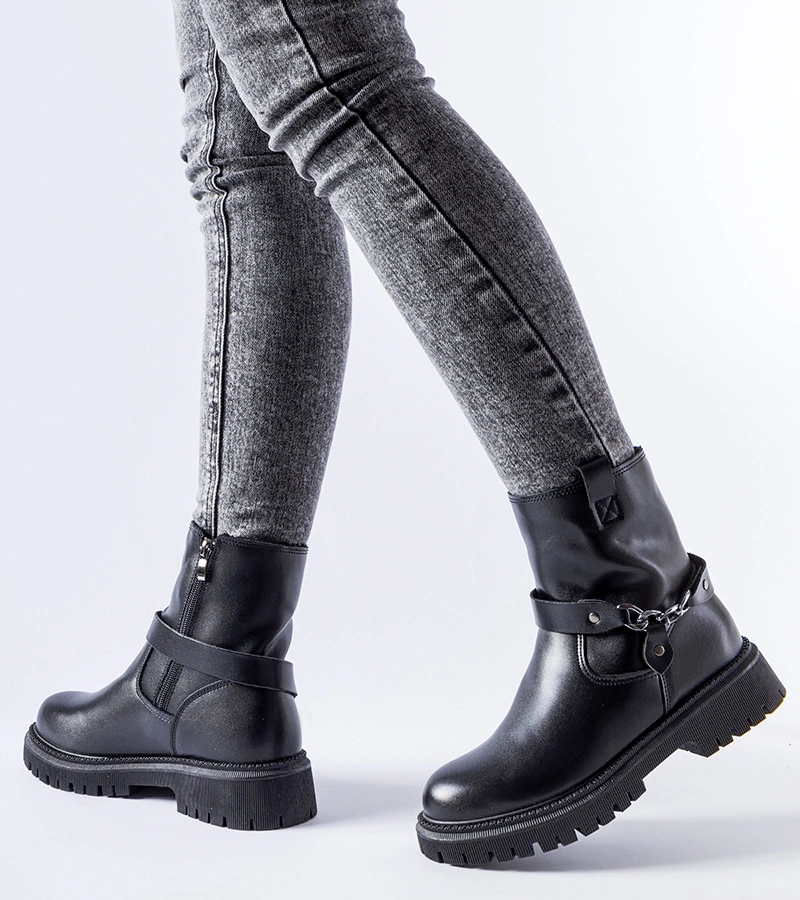 Černé zateplené kotníkové botky se řetízkem Smithsons