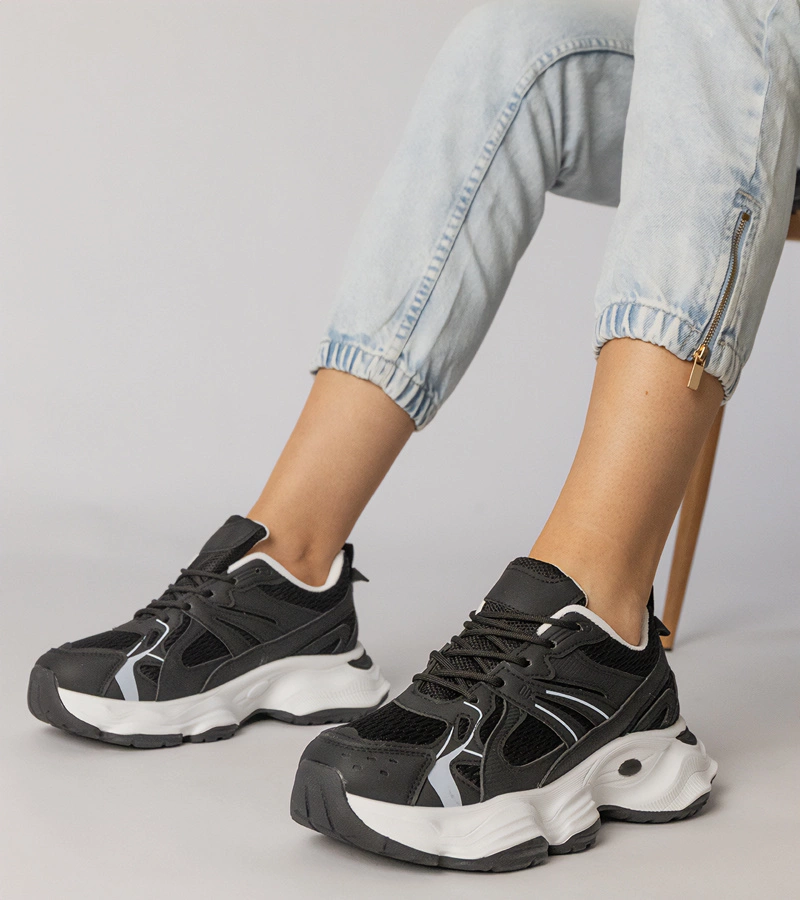 Černé sportovní tenisky na masivní podrážce Klarris