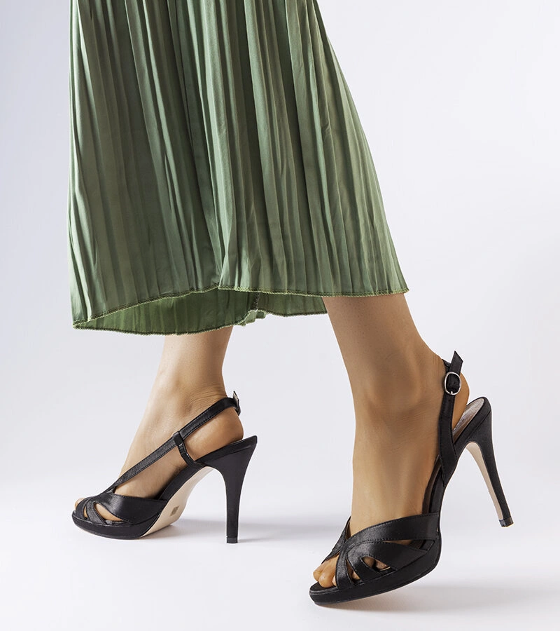 Černé sandály na jehlovém podpatku z alpaky