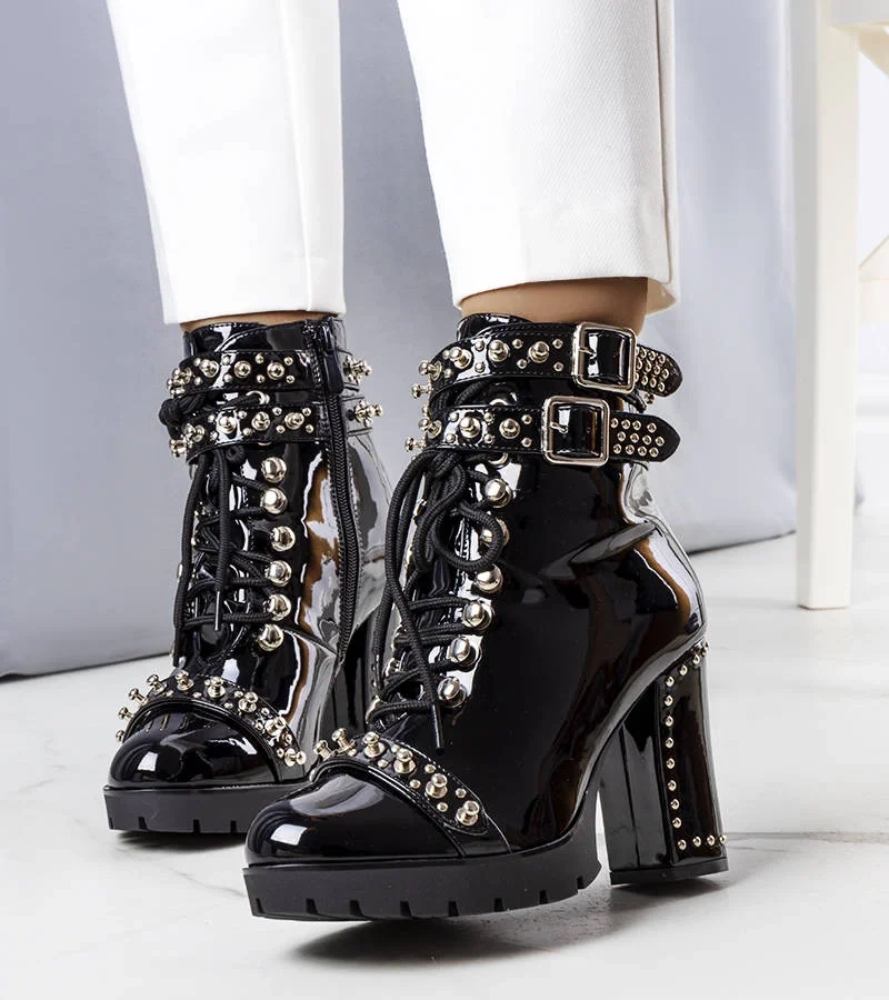 Černě lakovaný boty se sloupkem Goyo