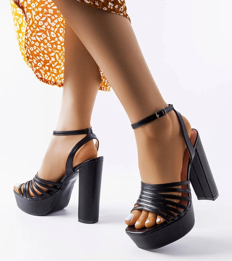 Masivní černé sandály Ariande na jehlovém podpatku