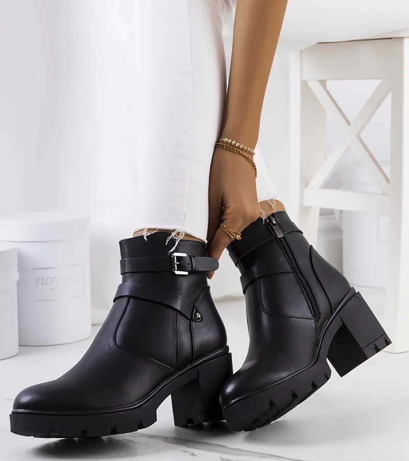 Černá boty na podrážce traktoru Centret