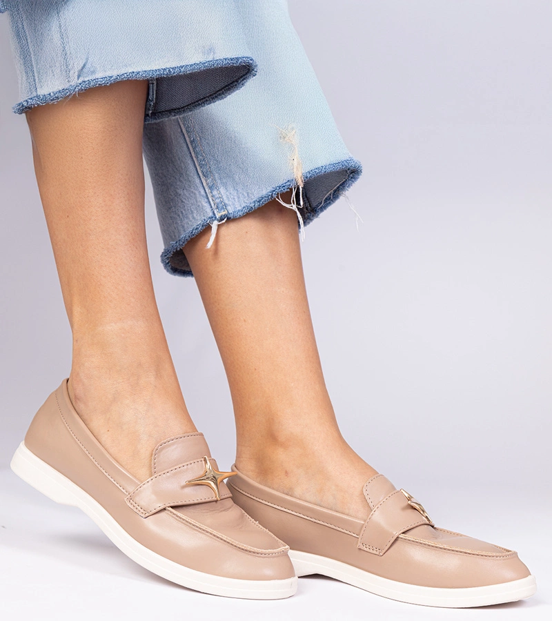 Tmavě béžové dámské mokasíny se zlatou ozdobou Senna