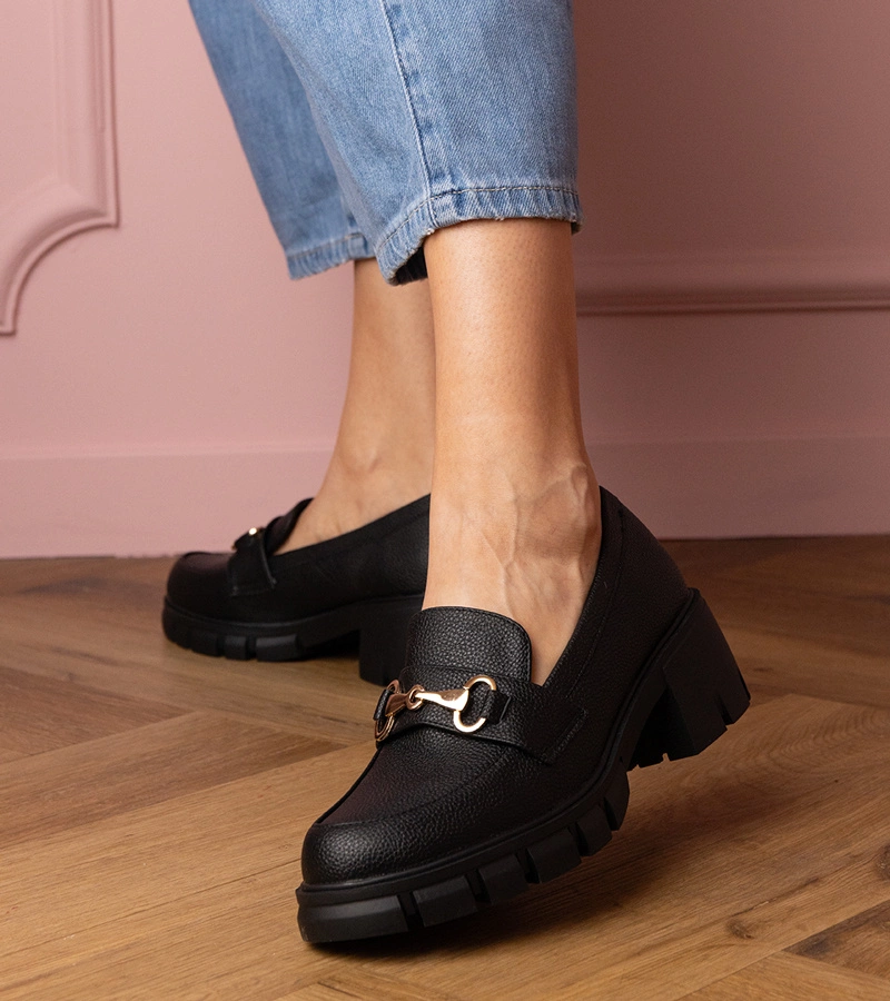 Černé polobotky na nízkém podpatku se zlatou ozdobou Marela