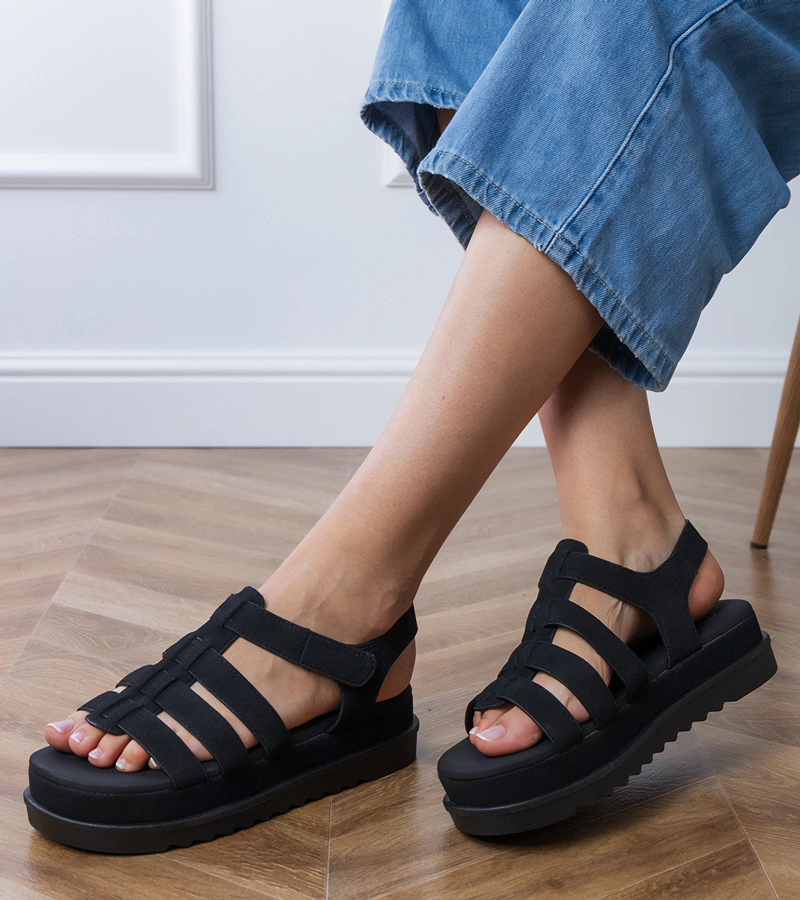 Černé sandály gladiátorky na platformě Hartos