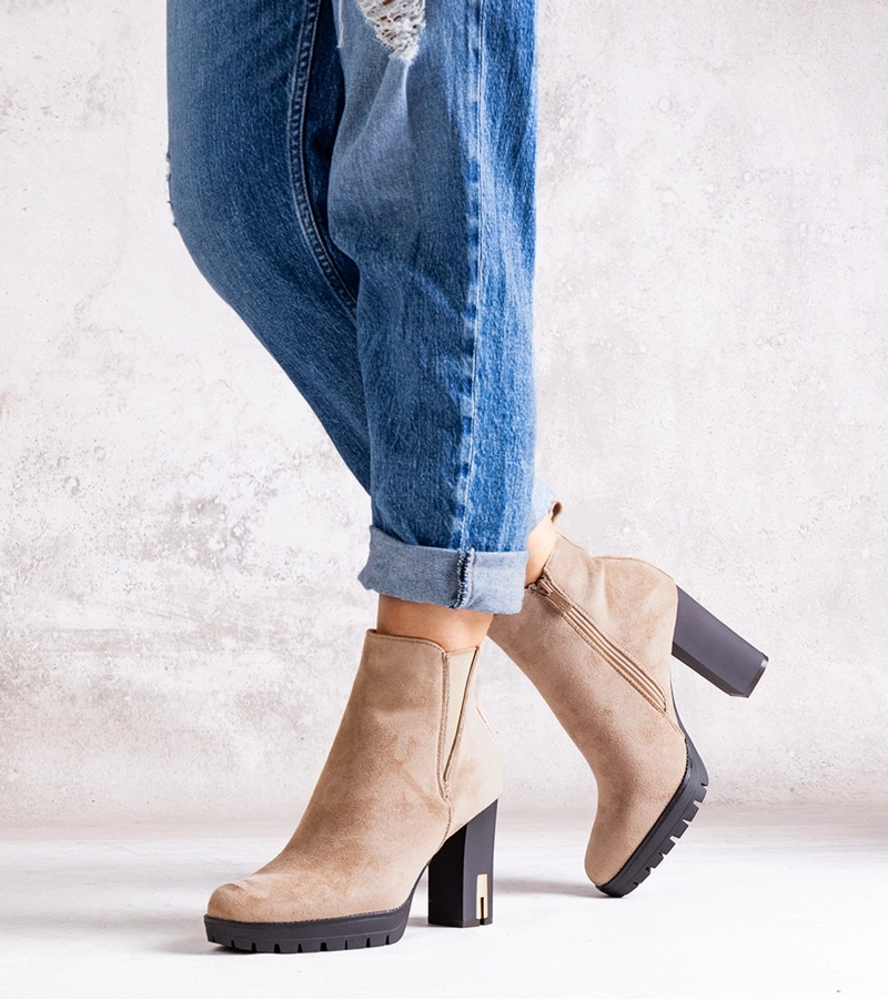 Bežové kotníkové boty na sloupku s krystaly Hayet