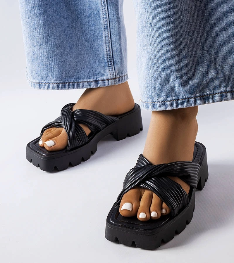 Černé žabky na traktorové podrážce Dubé