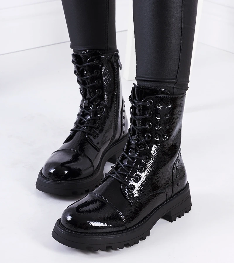 Černě lakované trappery Polperro