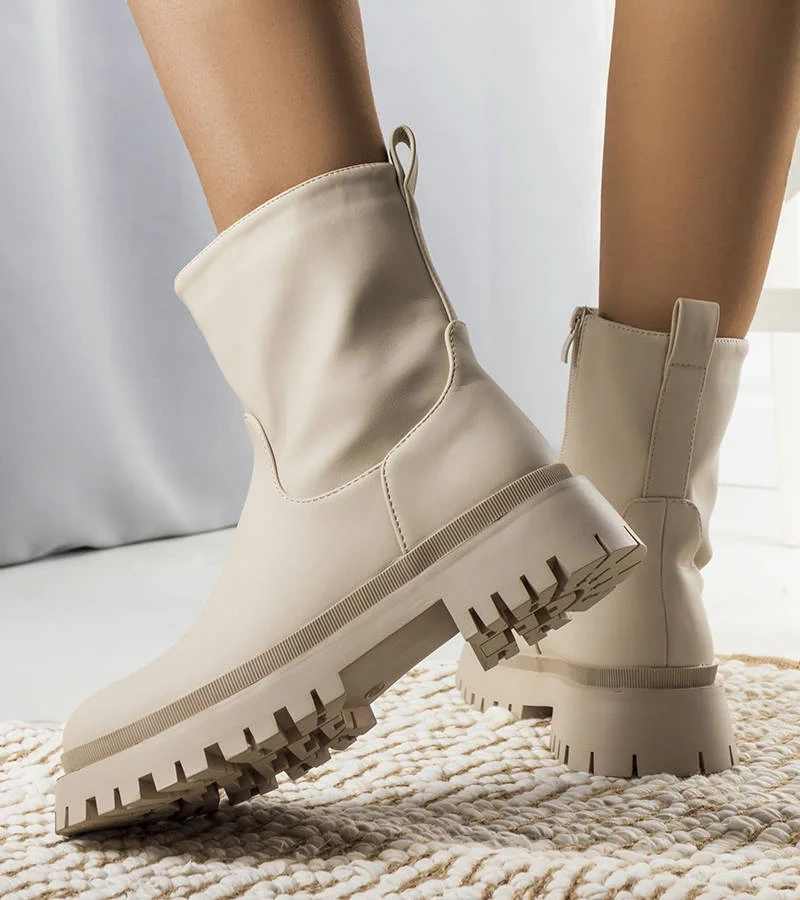 Béžový izolovaný boty Basil