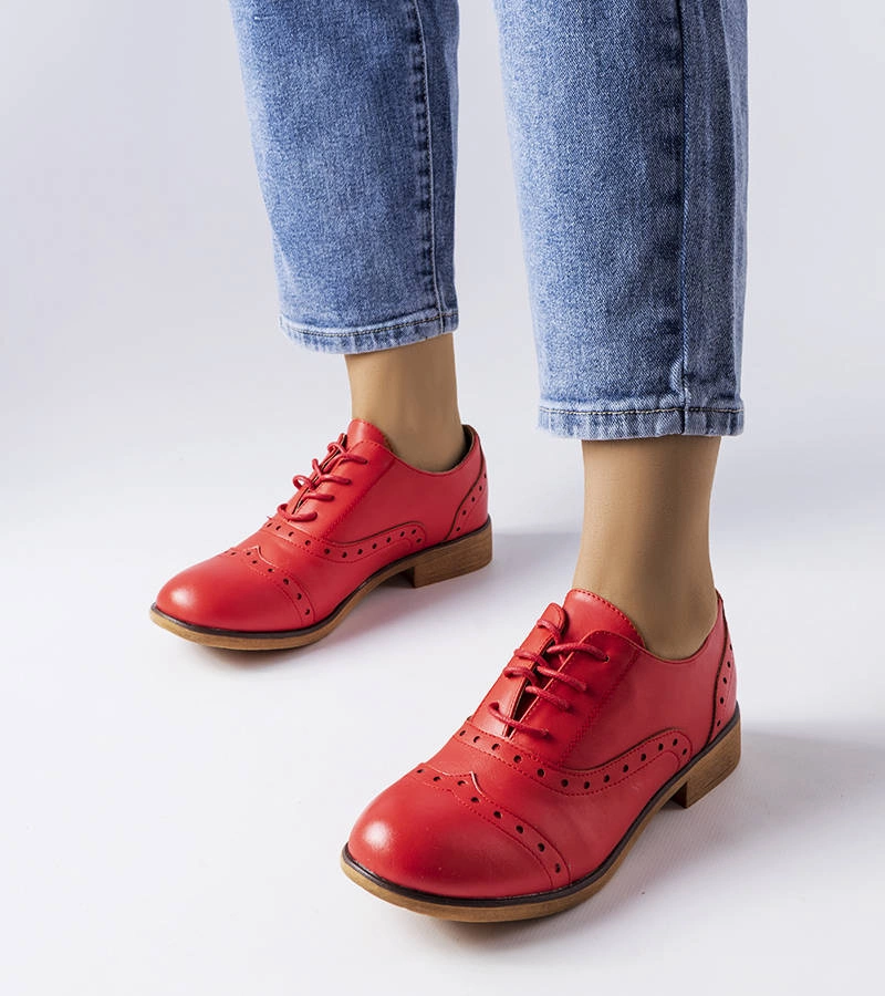 Červené oxfordky zdobené perforací Lizotte