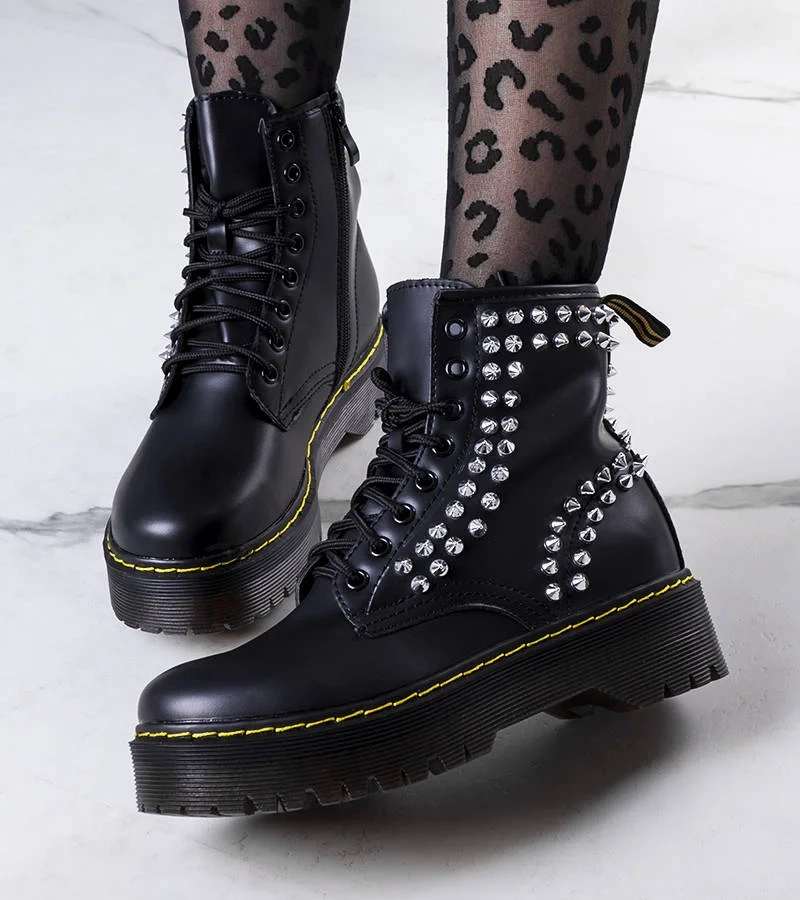 Černá boty s cvočky Castello