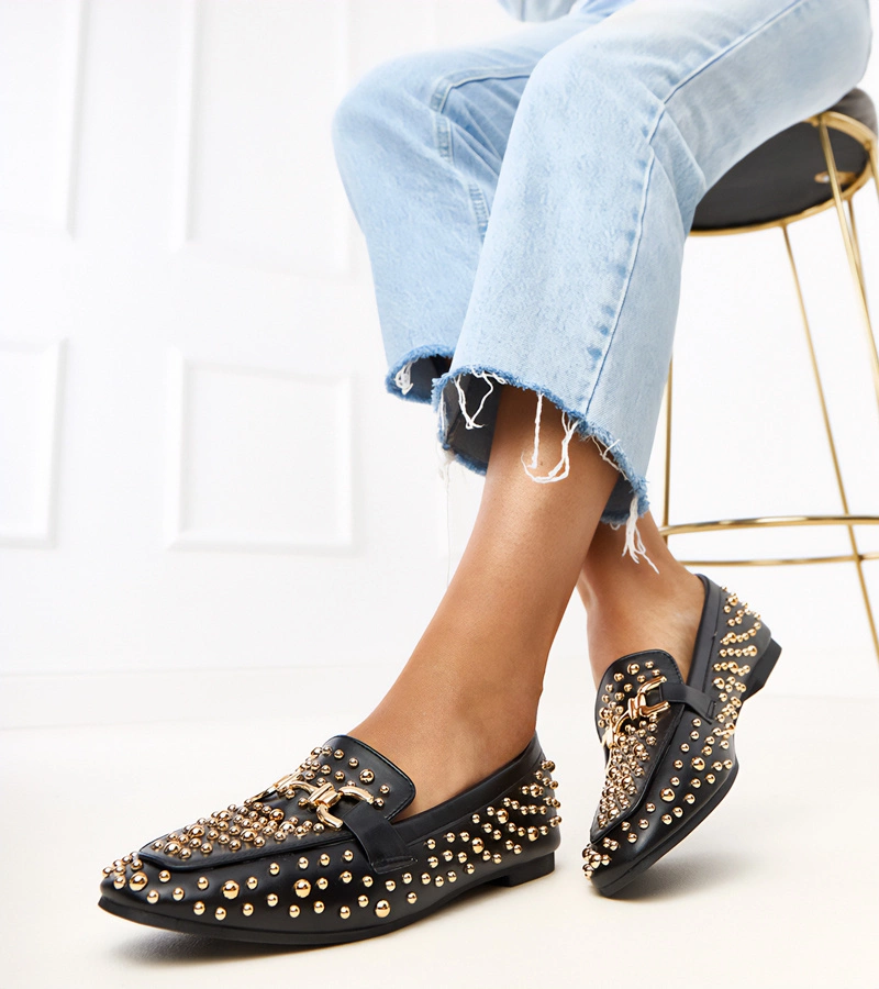 Černé mokasíny zdobené cvočky Lea