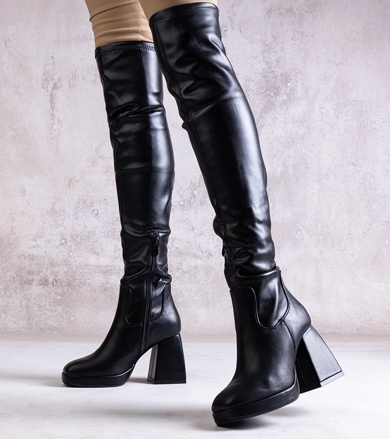 Dlouhé kozačky na sloupku z eko kůže Lamis.