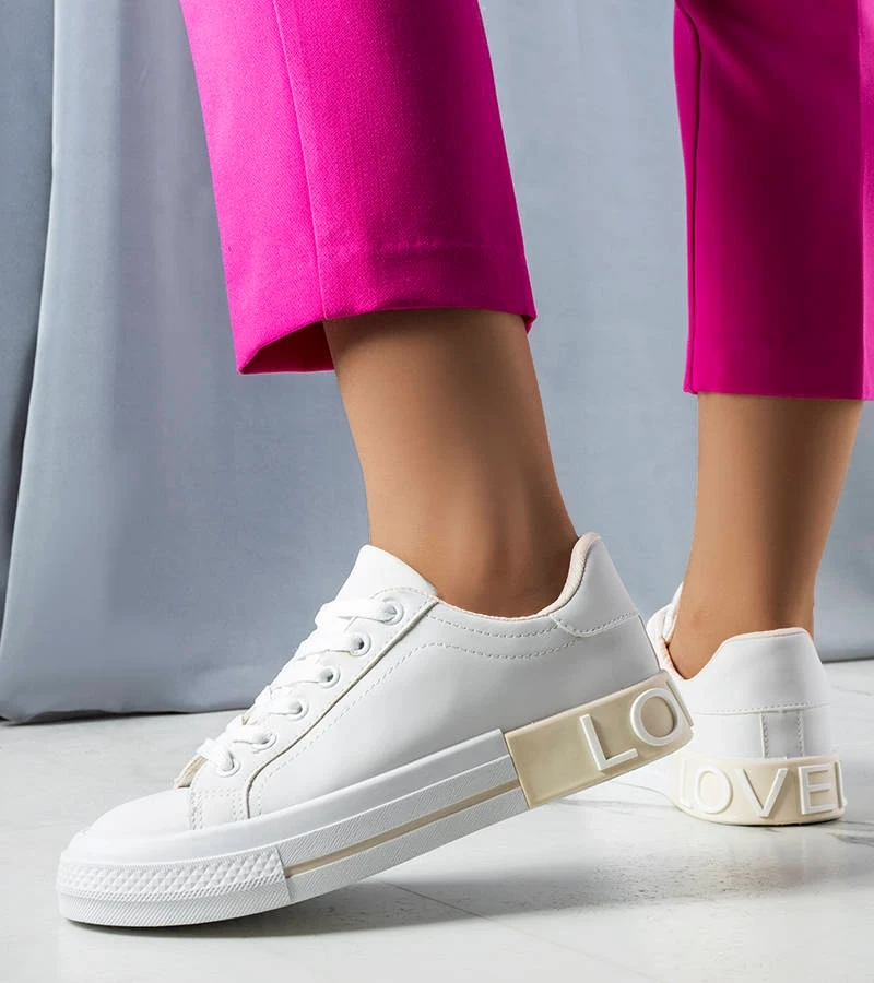 Bílé a béžové tenisky zdobené nápisem Nora