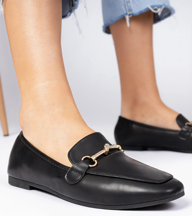 Černé elegantní mokasíny se zlatou ozdobou a kamínky Kalisa