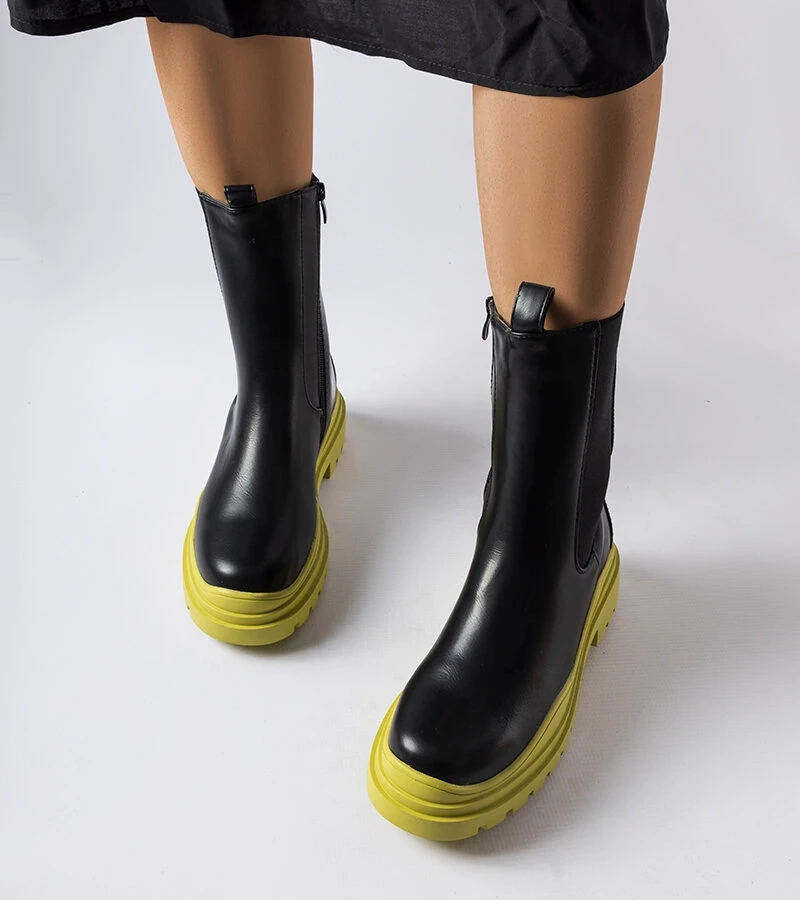 Černé kotníčkové boty na barevné podrážce Delebio