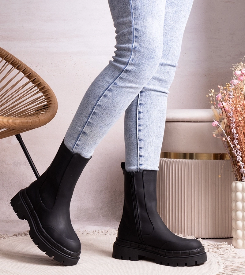 Cerné boty na masivní podrážce Kunegunda.