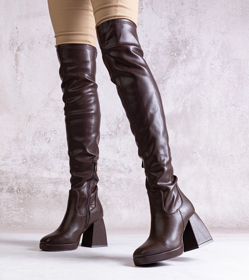 Dlouhé kozačky na sloupku z eko kůže Lamis.