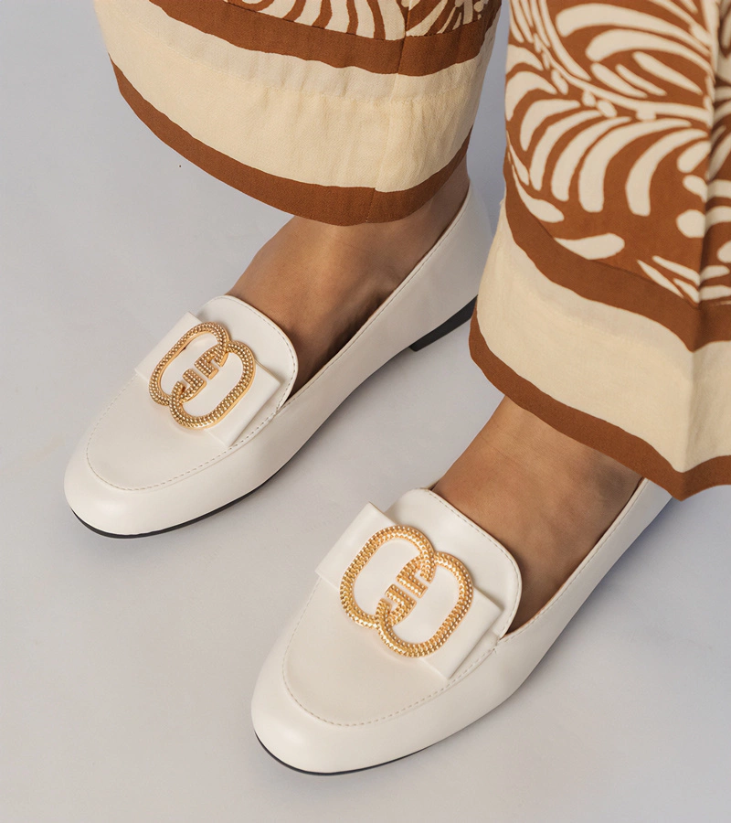Bílé dámské mokasíny se zlatou ozdobou Frada
