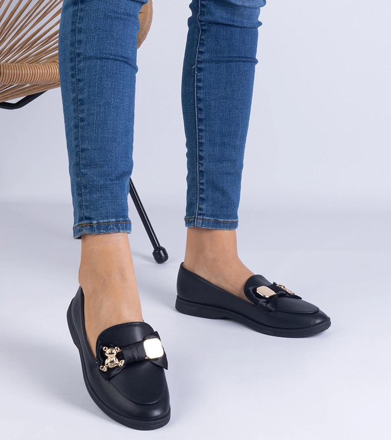 Černé mokasíny zdobené mašlí a zlatým medvídkem Nensi