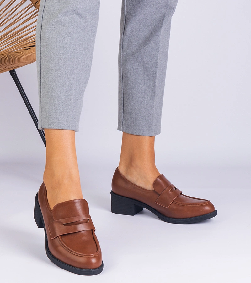 Hnědé dámské polobotky z eko kůže na nízkém podpatku Astrelia