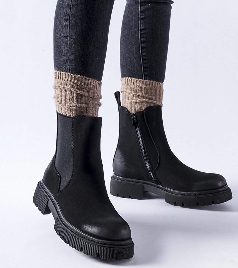 Černé tepané matné botky Piedalue