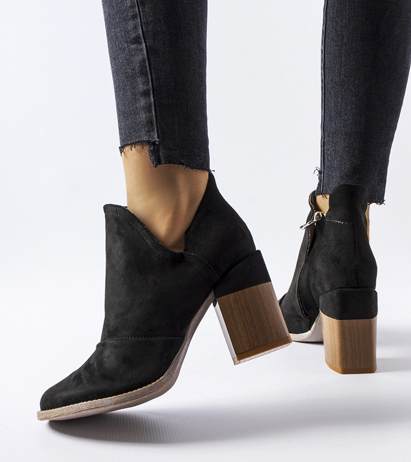 Černé kotníkové boty na podpatku Artemisia