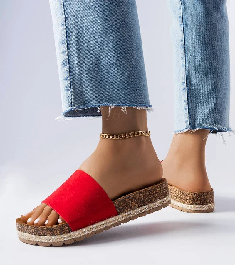 Červené žabky na korkové podrážce od společnosti Clovis