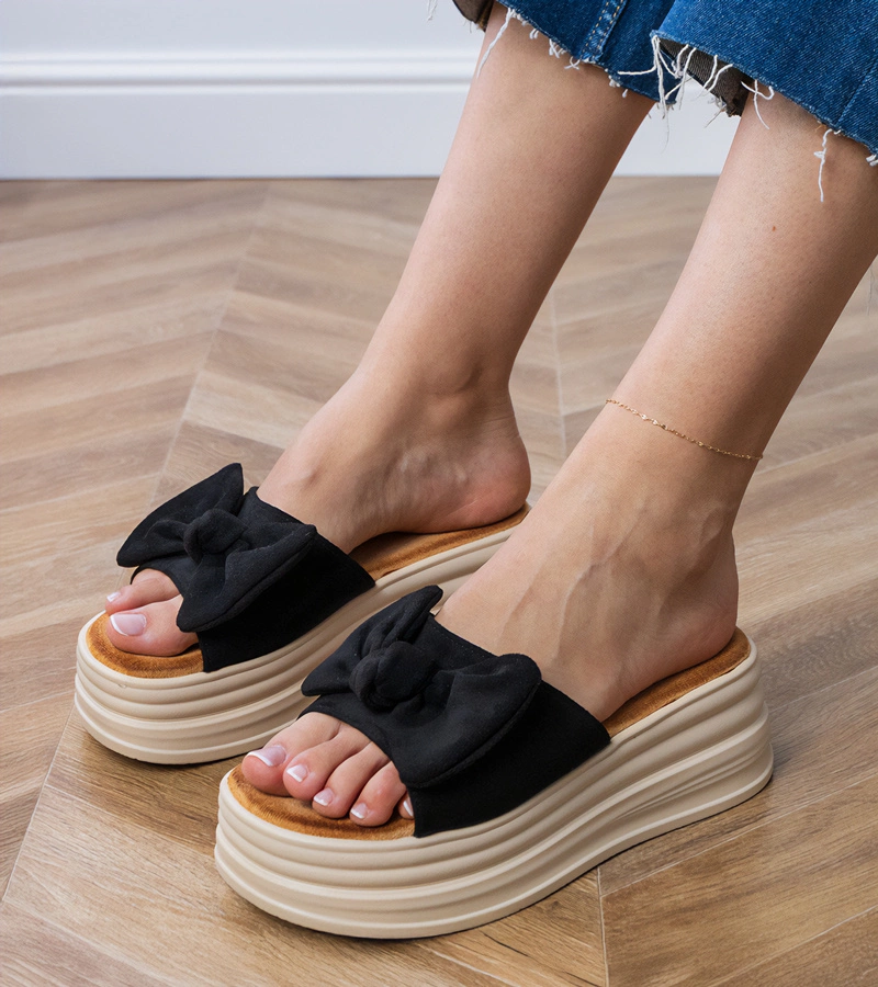 Černé pantofle na platformě s mašlí Ados