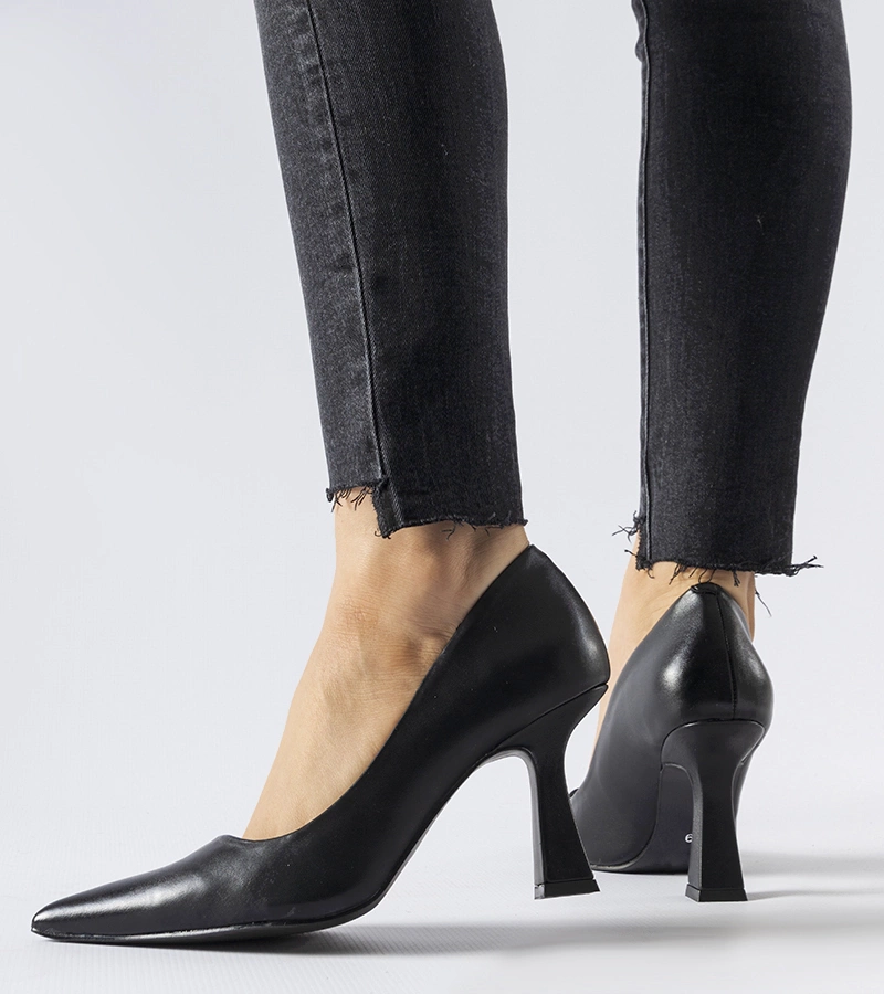 Černé lodičky na asymetrickém podpatku Tore