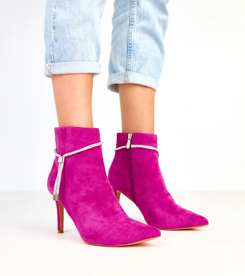 Fialové kotníkové boty na jehlovém podpatku s ozdobným řetízkem Ivey