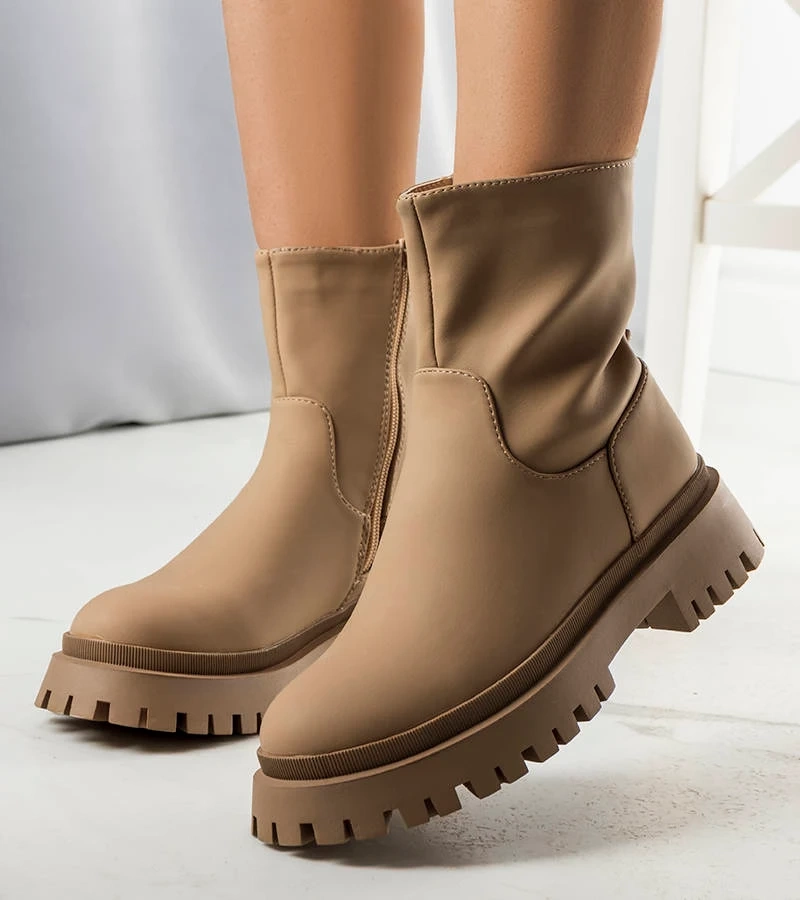 Hnědý izolovaný boty Basil