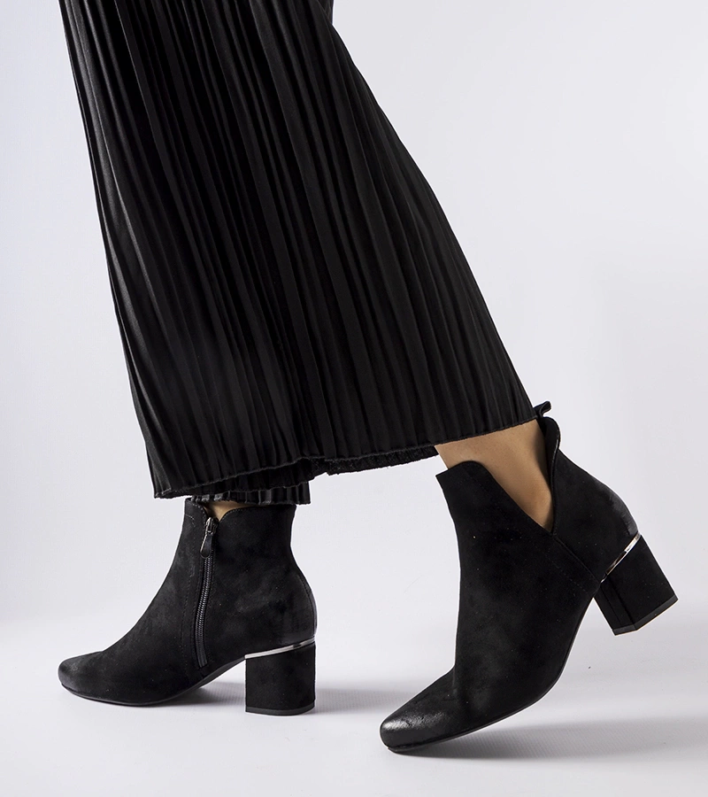 Černé kotníčkové boty na nízkém podpatku Vinceza