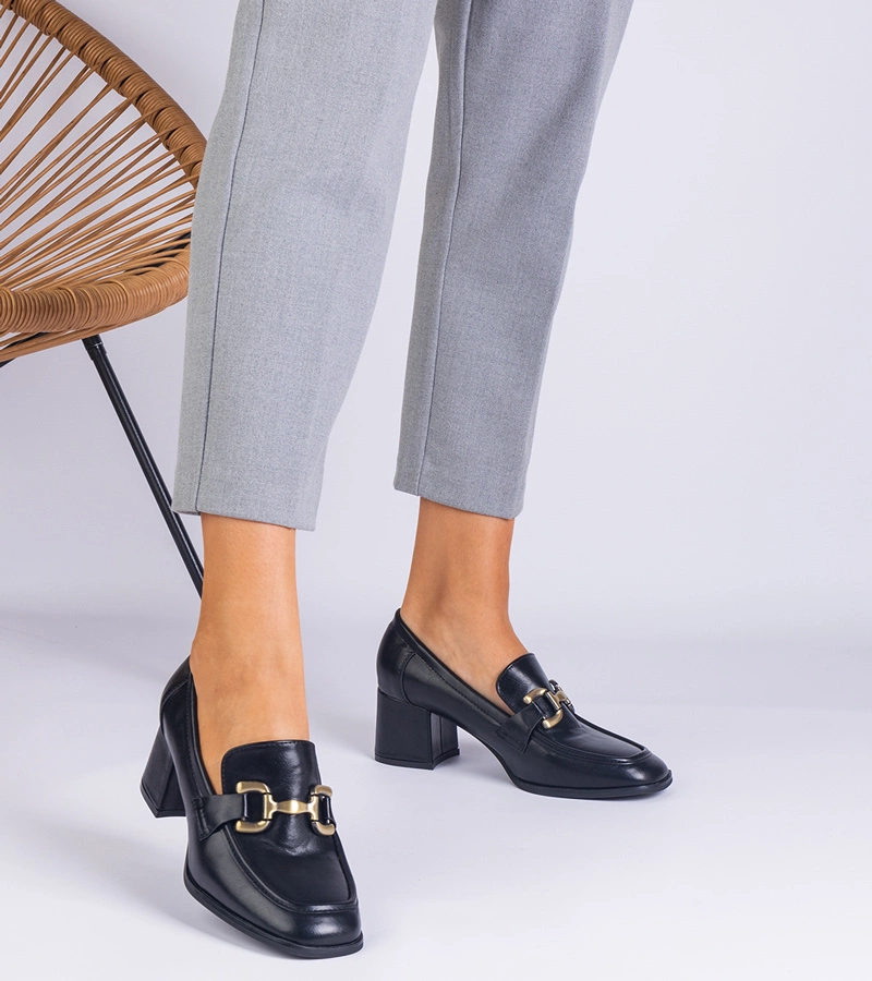 Černé dámské polobotky na podpatku s kovovou ozdobou Versales