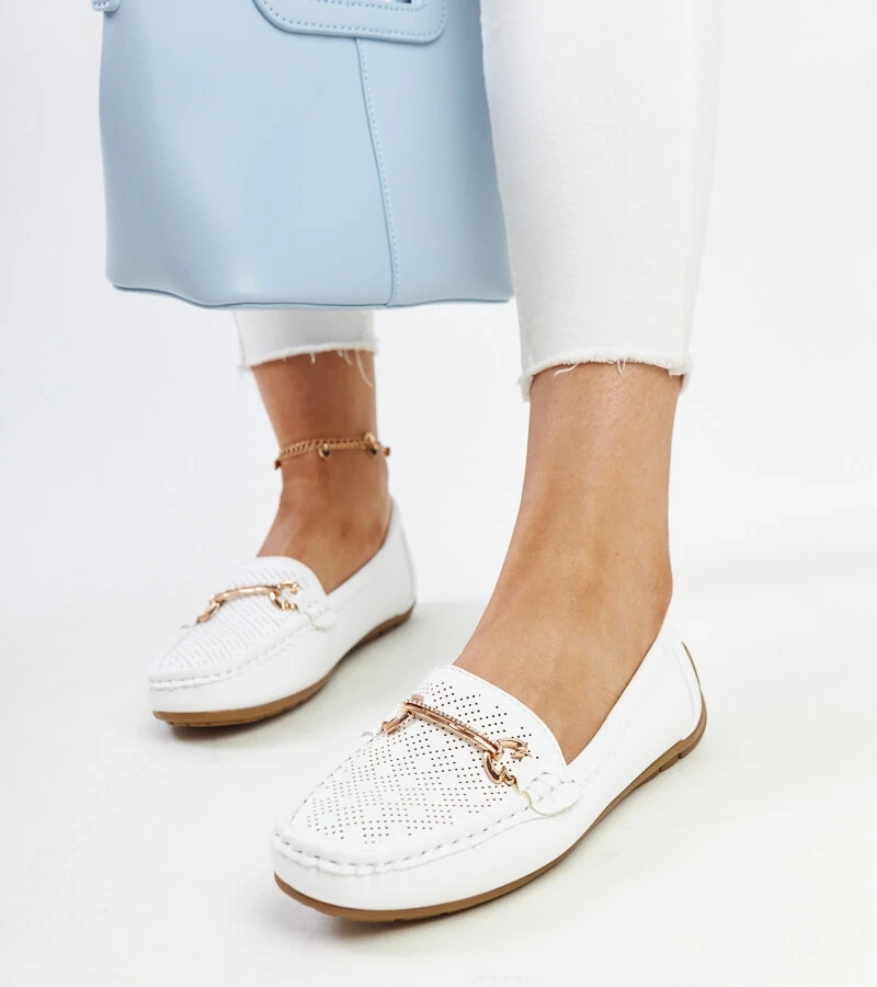 Bílé mokasíny s ozdobnou sponou Adila